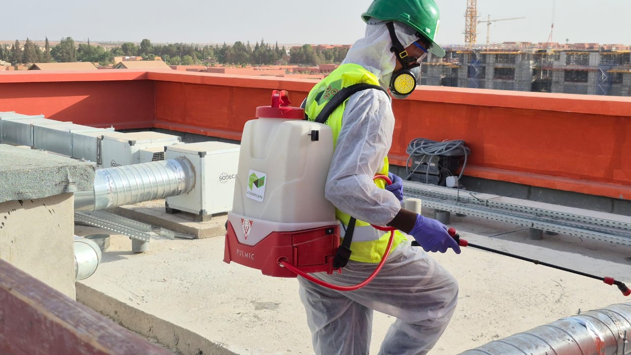 Technicien Accord Hygiène équipé lors d’une intervention sur un site technique